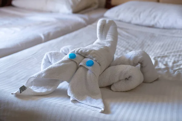 Un calamar hecho de toallas en una cama en un hotel —  Fotos de Stock