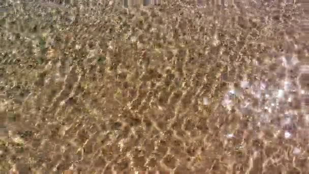 Вид на морські хвилі, камінь і пісок. морський береговий водний фон — стокове відео