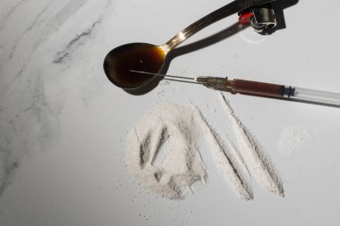 Farklı ilaçlar, şırınga. Uyuşturucu bağımlılığını durdur.