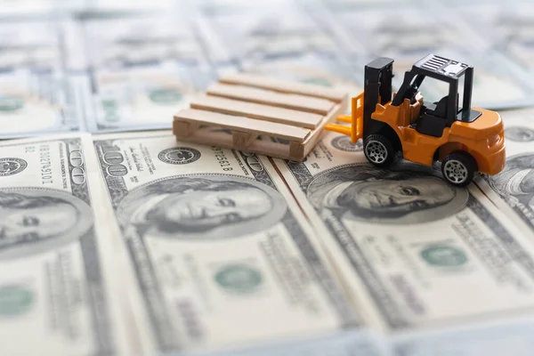 Equipamento de construção de brinquedos constrói uma nova estrada a partir de notas de dólar. — Fotografia de Stock