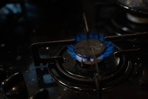 Close-up tiro de fogo azul de cozinha doméstica fogão top. Fogão a gás com chamas ardentes de gás propano. Conceito de recursos industriais e economia. — Fotografia de Stock