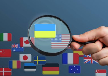 Ukrayna 'yı seçen dokunmatik ekran arayüzü. Dünyanın bayrakları