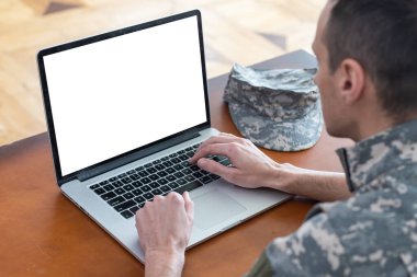 boş ekranlı laptop, askeri