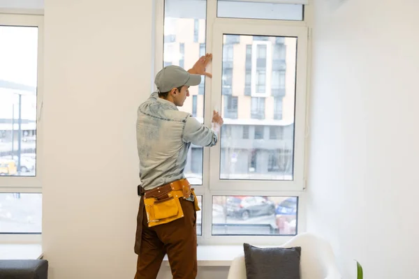 Bauarbeiter montiert Fenster im Haus — Stockfoto