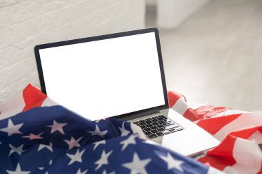 Boş ekranlı dizüstü bilgisayar ve ABD bayrağı
