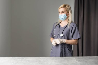 Laboratuvar önlüğüyle gülümseyen kadın doktor.
