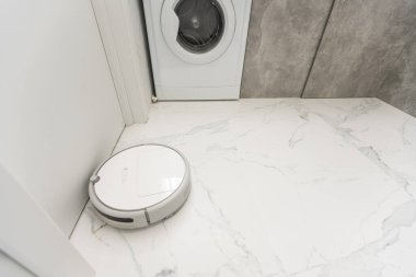 Robot elektrikli süpürge daireyi belli bir zamanda otomatik olarak temizliyor. Akıllı ev