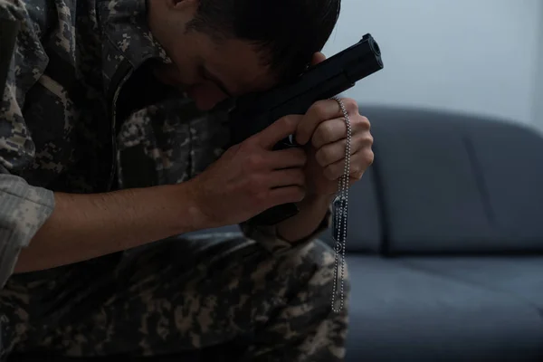 Ein Armeesoldat zielt mit einer Pistole in der Hand auf den Bildschirm. Sturm auf das Baukonzept — Stockfoto