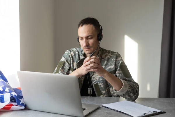 본부 건물에서 노트북으로 작업 하는 군인 — 스톡 사진