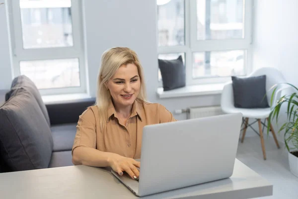 Знімок привабливої зрілої бізнес-леді, що працює на ноутбуці — стокове фото
