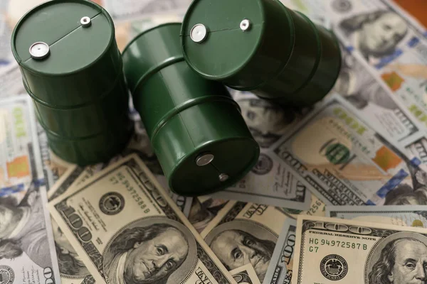Três barris de petróleo nas notas de dólar. o negócio do petróleo, venda de compra, produção, troca, renda comercial. — Fotografia de Stock