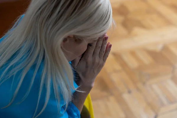 Blonde vrouw gewikkeld in Oekraïne vlag. Ondersteuning van het Oekraïense concept — Stockfoto