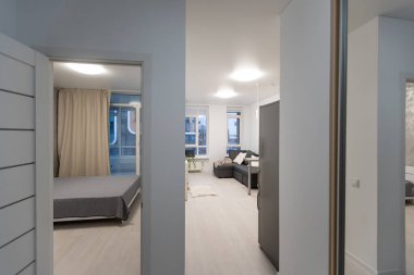 Modern dairelerin, büroların ya da kliniklerin içindeki oda ofisi için beyaz boş koridor