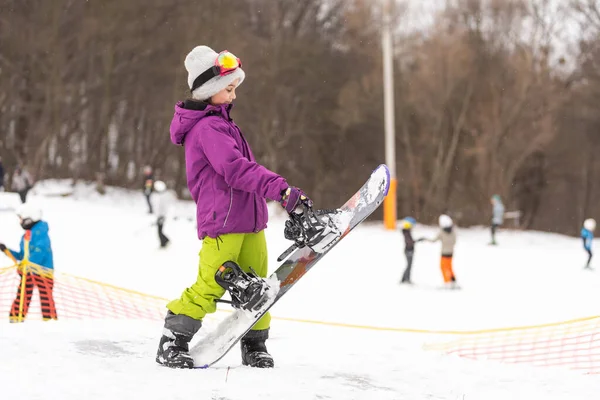 Snowboard téli sport. Aranyos lány snowboard fog csúszni a téli természet — Stock Fotó