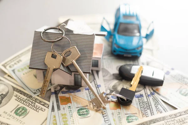 주택 대출 개념이 있는 소형 장난감 차를 절약하고 회색 바탕 테이블 위에서 재정 성장 과 재산 — 스톡 사진