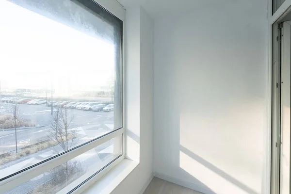 Застекленные пластиковые балконные окна после реконструкции — стоковое фото
