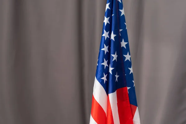 Nahaufnahme einer amerikanischen Flagge auf schlichtem Hintergrund — Stockfoto