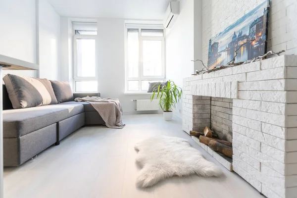 Studio im minimalistischen Stil, Kamin, Sofa — Stockfoto