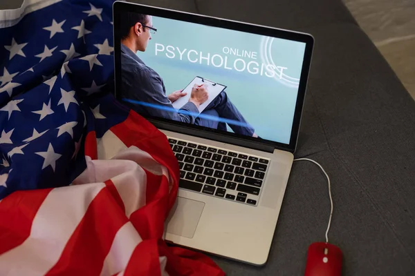 Psicólogo en línea, computadora portátil, bandera nacional de Estados Unidos o América. — Foto de Stock