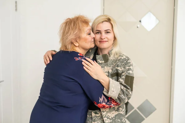 군인 여성 이 어머니와 재회하다 — 스톡 사진