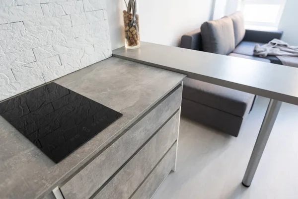 Snyggt vardagsrum med grå soffa och två metallbord — Stockfoto