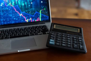 Rapor, iş operasyonlarının, dizüstü bilgisayarın ve yatırımcının masasındaki hesap makinesinin sonuçlarını özetliyor. en üstteki görünüm.