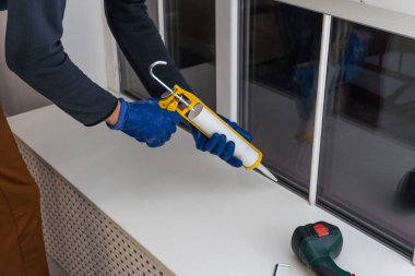 İnşaat işçisi eve pencere kuruyor