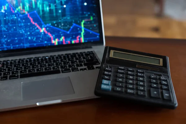 The report summarizes the results of business operations, laptop computer, calculator on desk of investor. top view. — Stock Photo, Image