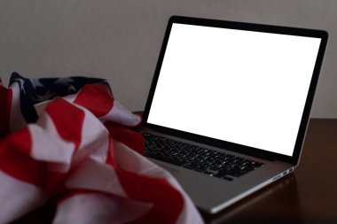 ABD bayraklı dizüstü bilgisayar, beyaz arkaplanda izole edilmiş ekran