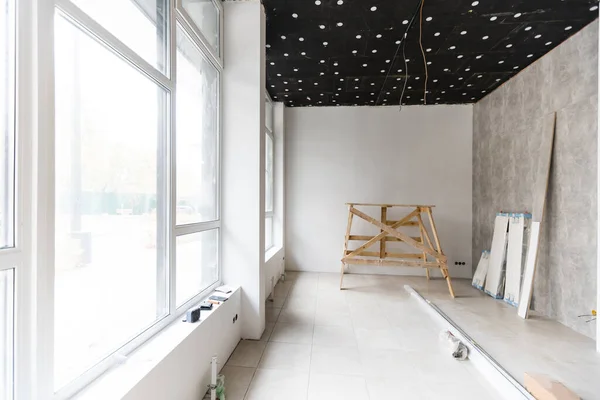 Felújított szoba vásárlási ablakkal - üres üzlet fapadlóval és fehér falakkal — Stock Fotó