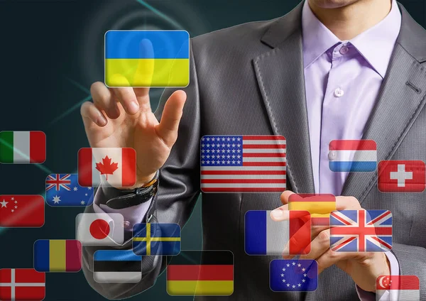 Férfi tolja virtuális Ukrajna zászló, zászló a világ — Stock Fotó