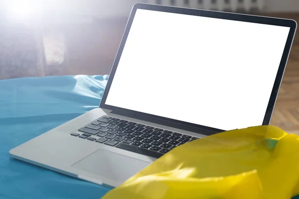 Maquette d'ordinateur portable avec écran isolé vierge, drapeau national de l'Ukraine, bleu et jaune — Photo