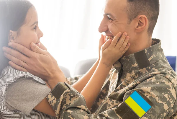 Ukrayna askeri. Askerileştirme. Ukraynalı defans oyuncusu ailesine veda ediyor. Ukraynalı erkeklerin seferberliği. Ukrayna ve Rusya Savaşı