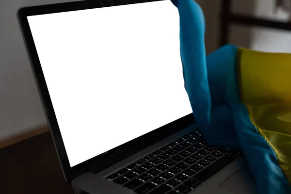 Boş ekranlı laptop, Ukrayna bayrağı. — Stok fotoğraf