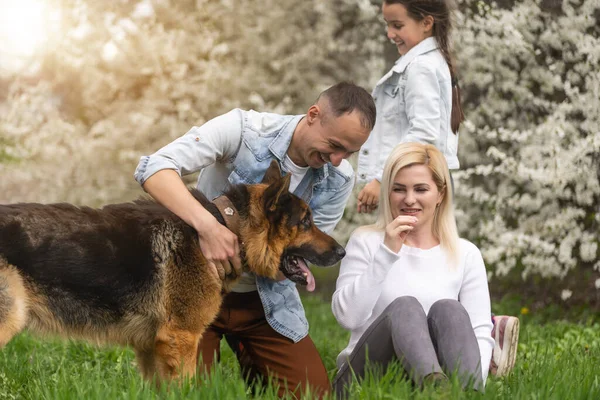 Happy family having picnic in nature. Smiling family picnicking in the park. spring nature — стоковое фото