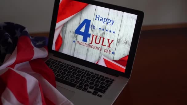 Portátil con Inscripción Feliz día de la independencia en la bandera de EE.UU.. — Vídeo de stock
