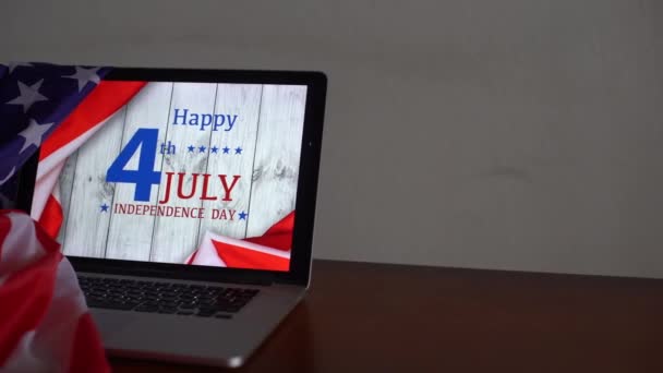 Amerikai zászlók felirattal Boldog függetlenség napja a laptopon — Stock videók