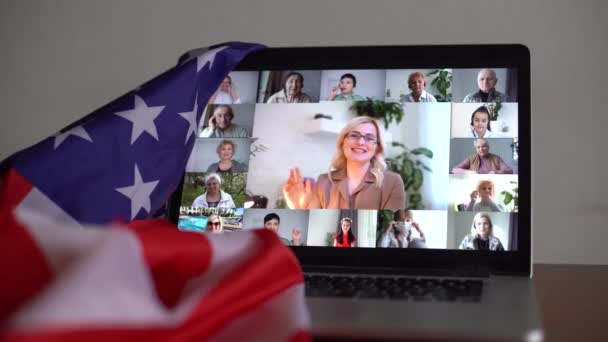 Animation des Laptops mit amerikanischer Flagge im Hintergrund. Amerikanische Gesellschaft Diversitätskonzept digitale Zusammensetzung. — Stockvideo
