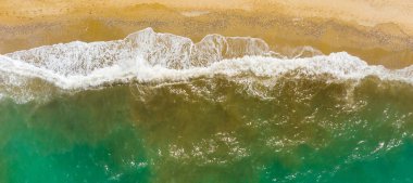 Turkuaz deniz suyu ile sahilde kayalarisabet deniz dalgaları havadan üst görünümü. Portekiz sahil şeridinde inanılmaz kayalık deniz manzarası. Drone atış.