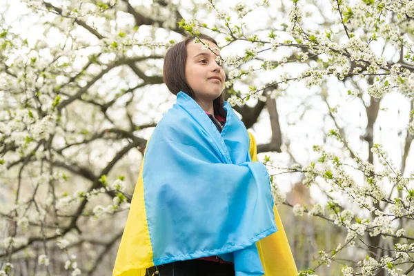 Ukrayna bayrağı elinde küçük kız. Çocuk Ukrayna 'nın dalgalanan mavi ve sarı bayrağını taşıyor.