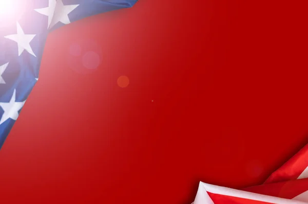 Fragment van de Amerikaanse vlag op lege rode betonnen achtergrond. Onafhankelijkheidsdag achtergrond — Stockfoto