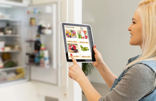 Kobieta korzystająca z tabletu cyfrowego do zakupów online — Zdjęcie stockowe