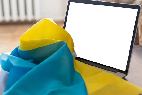 Mock-up laptop di ukrainian yellow-blue flag background. — Stok Foto