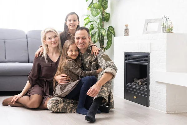 Père militaire avec sa famille à la maison — Photo