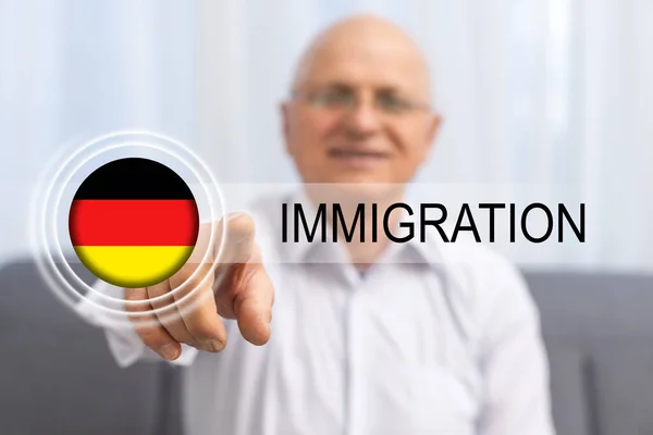 Германский флаг и кнопка виртуальной иммиграции — стоковое фото