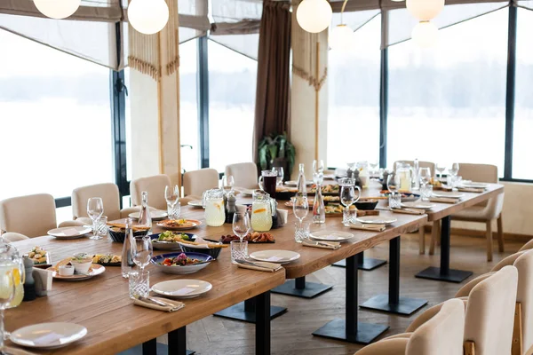 Çok güzel dekore edilmiş yemek sofrası çeşitli yiyecek ve aperatiflerle kurumsal noel partisi ya da düğün kutlaması için.