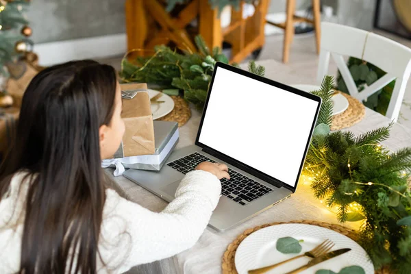 Порожній екран ноутбука, маленька дівчинка на Різдво — стокове фото