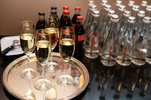 Copos cheios de champanhe na bandeja — Fotografia de Stock
