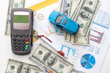 Araba sigortası konsepti. Araba modeli sigorta kâğıdı geçmişi olan parayla yolculuk ediyor.