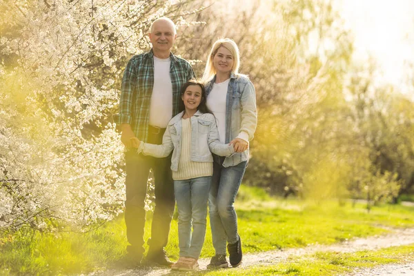 Bahçede Çimlerde Aile Üretimi